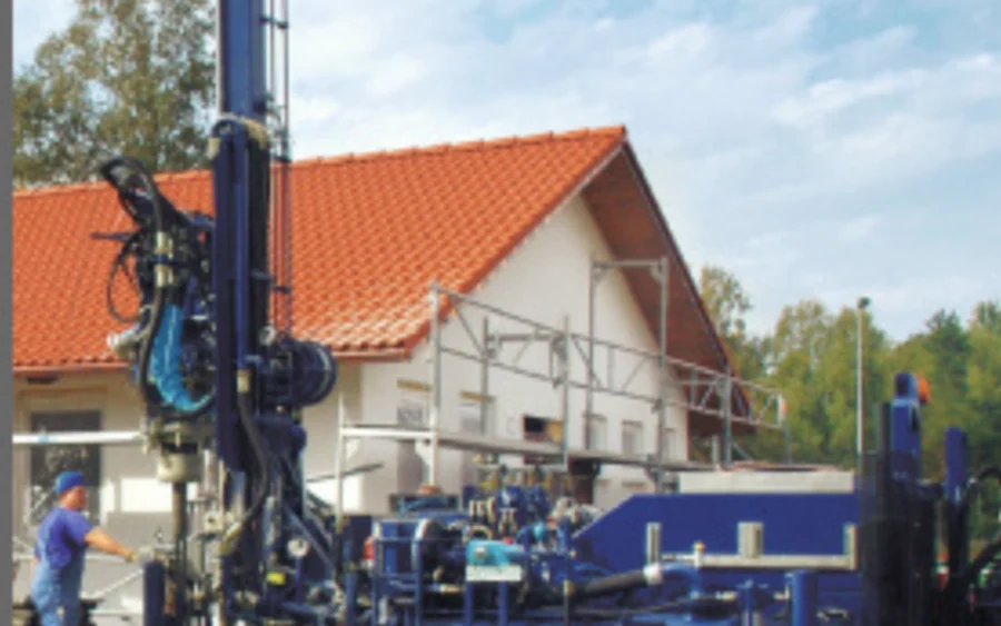 Boorstelling die een bron slaat voor een WKO-installatie