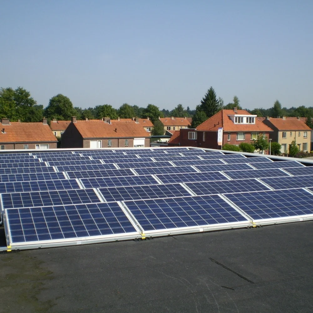 Zonnepanelen op het dak van de supermarkt in Oldenzaal