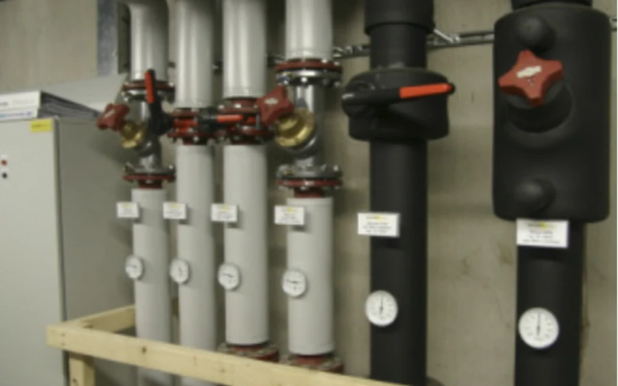 Verdeler met afsluiters en manometers van een WKO-installatie