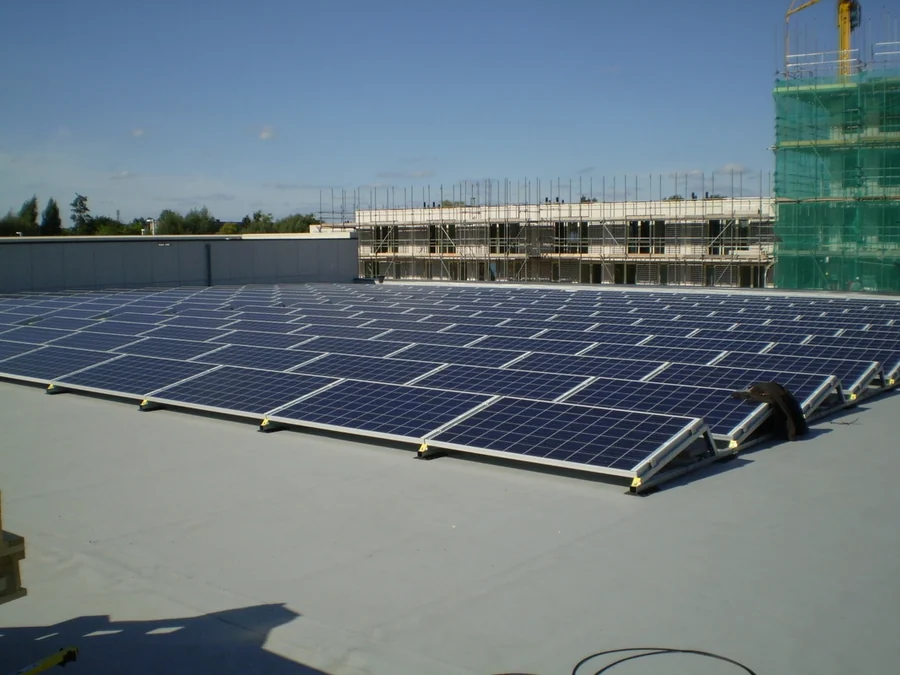 Zonnepanelen op het dak van een nieuwbouwpand in Gouda
