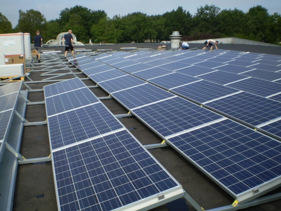 Zonnepanelen op een plat supermarktdak in Veendam